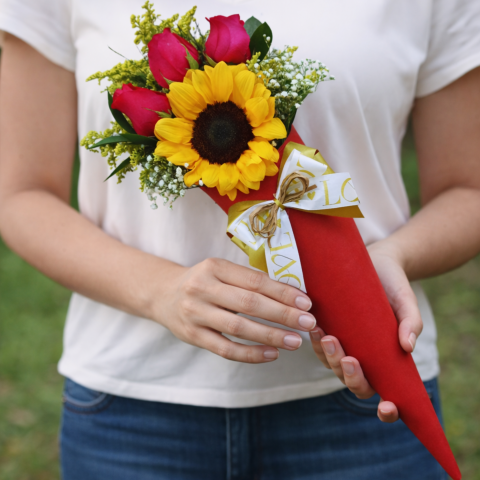 Arranjo de Girassol com Rosas Vermelhas no Cone de Papelão